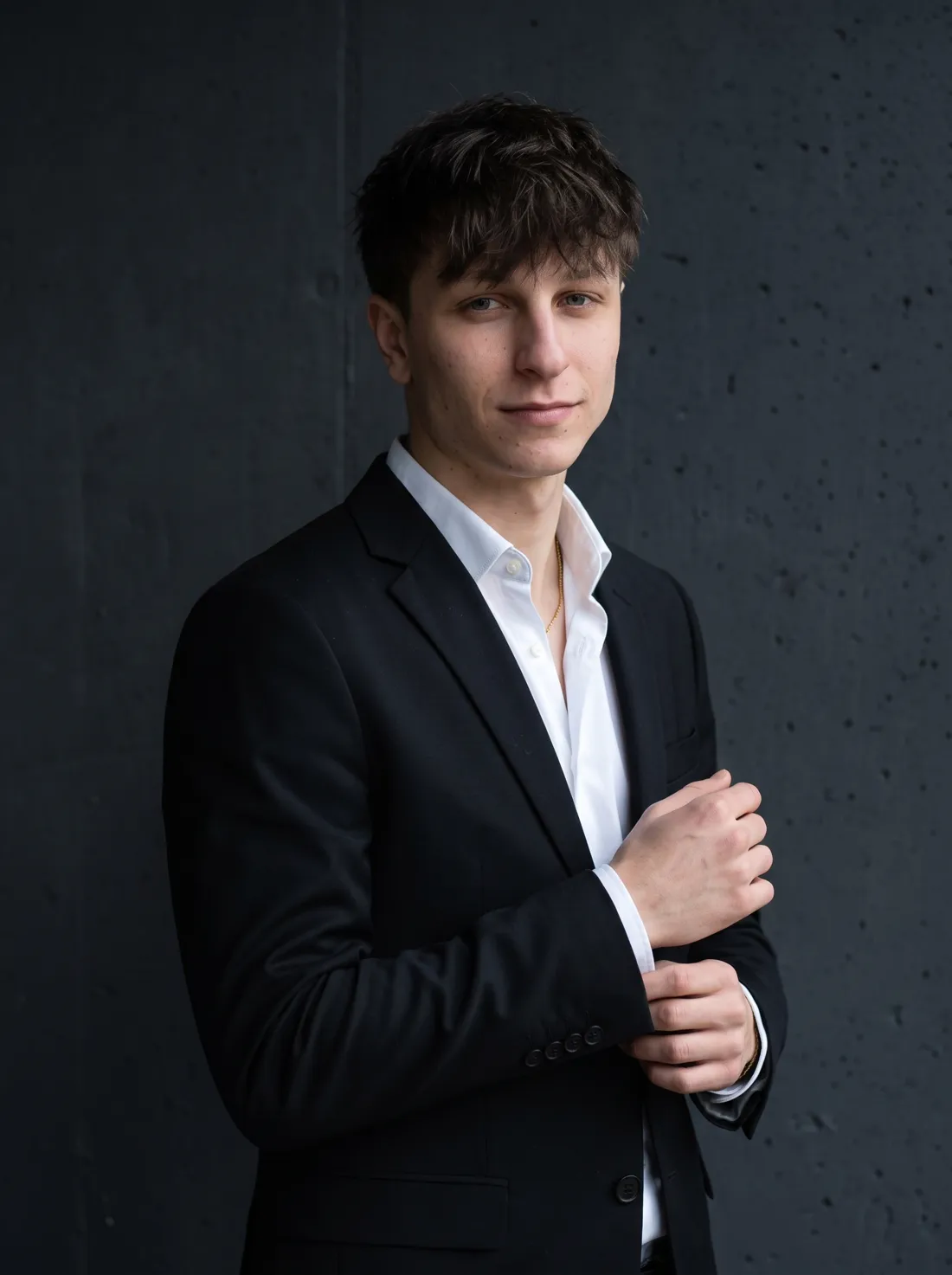 Matías González, fundador de NodoStudio, con saco negro y camisa blanca