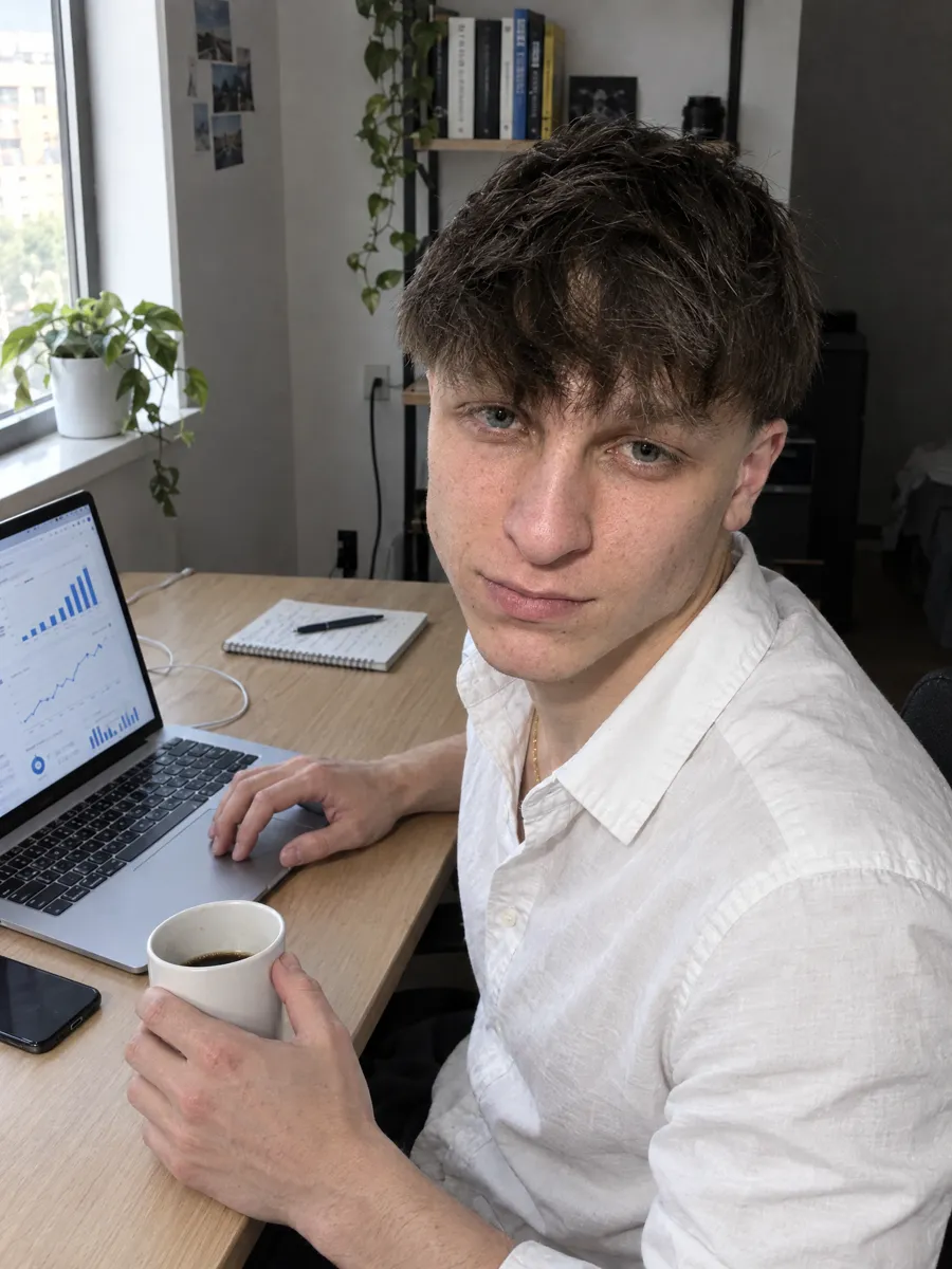 Matías González trabajando en su escritorio con una laptop